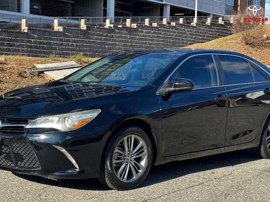 2017 Toyota Camry SE photo 4