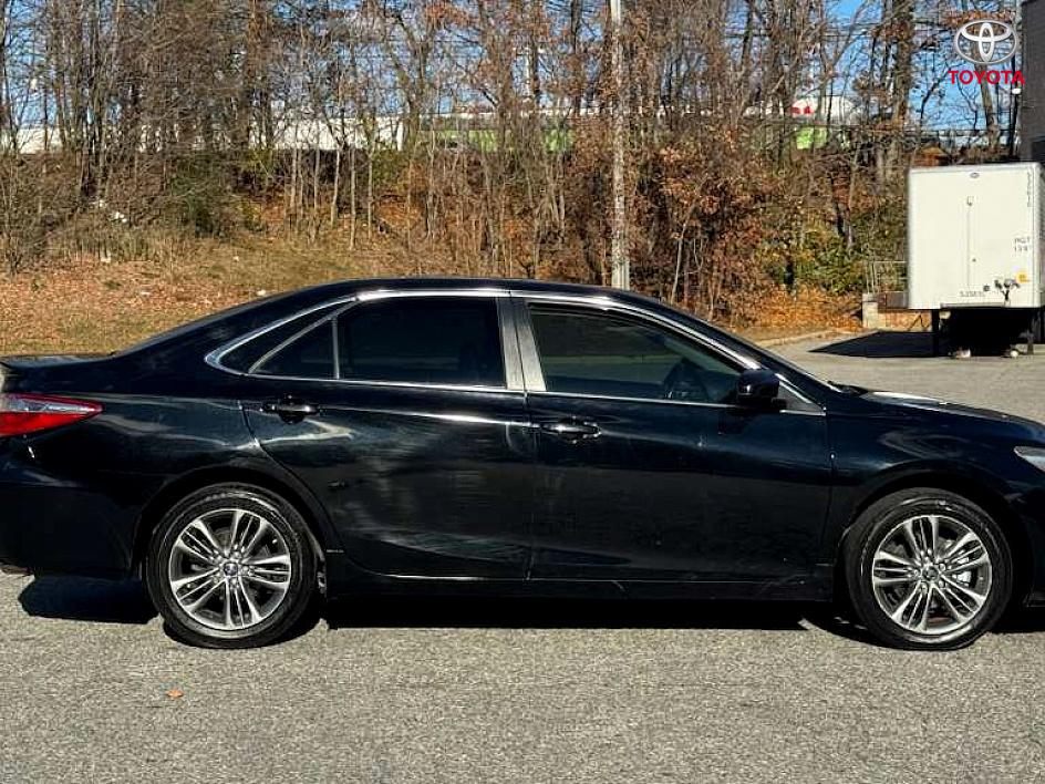2017 Toyota Camry SE photo 2