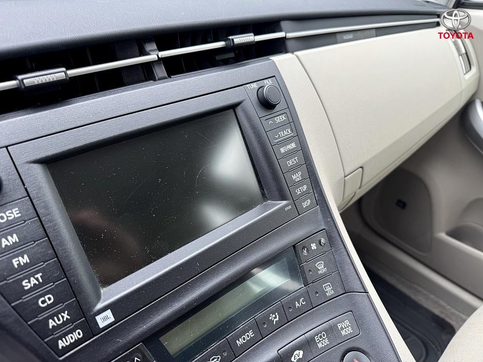 2010 Toyota Prius Three photo 2