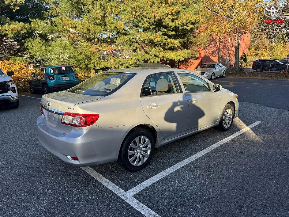 2012 Toyota Corolla LE photo 3