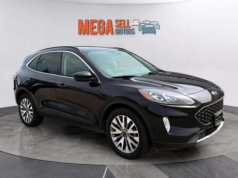  2022 Ford Escape Titanium AWD   