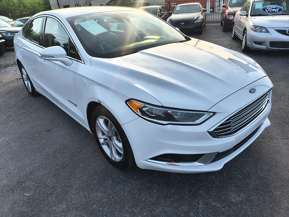 White 2018 Ford Fusion Hybrid SE FWD Sedan Front-Wheel Drive Automatic